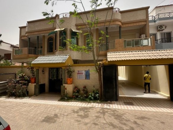 À louer – Magnifique villa R+1 avec terrasse aux Almadies (derrière Philip Morris)